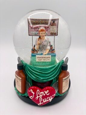 I LOVE LUCY VITAMEATAVEGAMIN Large Music Box/Water Globe NEW IN BOX Memorabilia